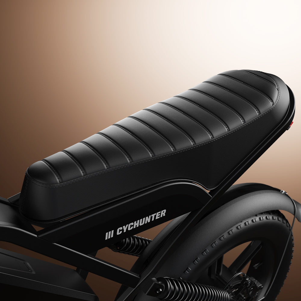 Ribbed bench saddle above the rear suspension on the CycHunter 2.0