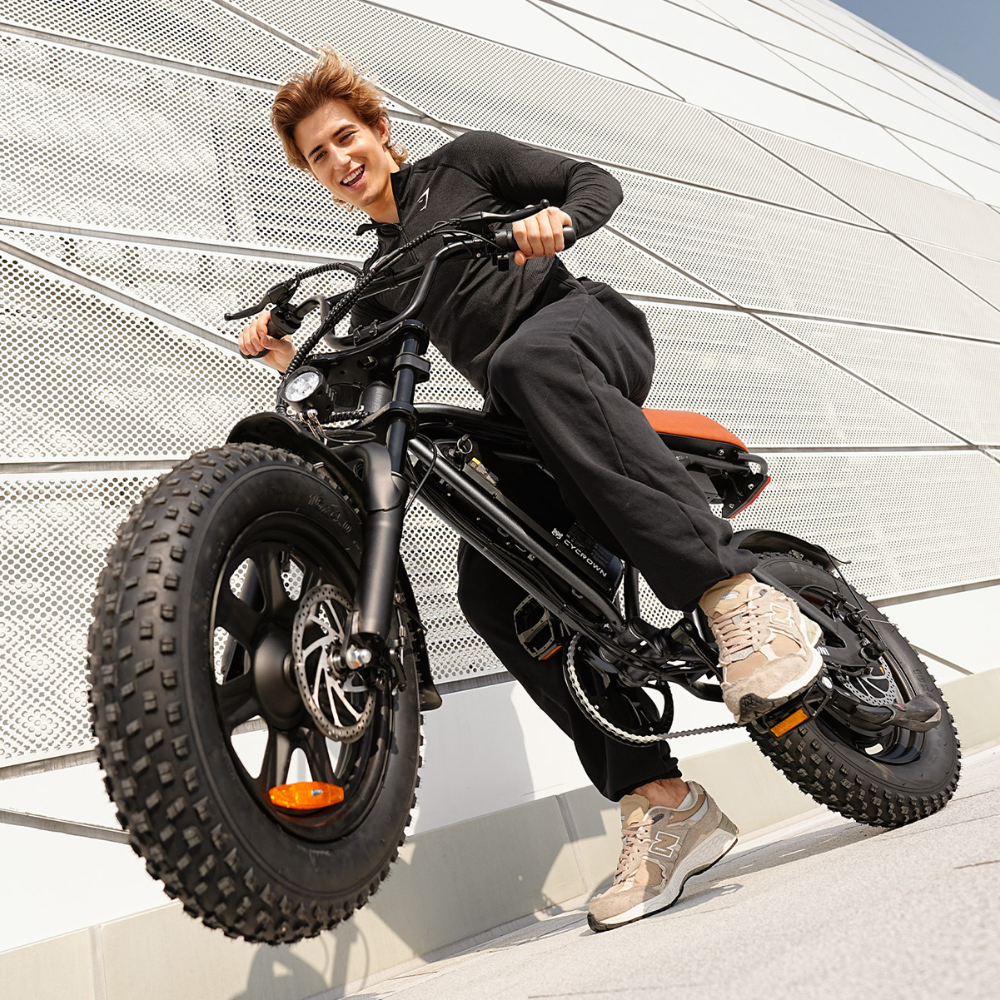 Rider balancing the compact Run Mini beside a modern building
