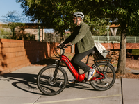 Heybike Hybrid Class 2/3 electric commuter bike with 750W rated rear-hub motor, 27.5 by 2.4 inch KENDA tires, Tektro hydraulic disc brakes, Shimano Altus 8-speed gearing, 6061 aluminum frame, hydraulic front fork, integrated turn-signal lighting, and an 864Wh battery on a UL 2849 certified electrical system