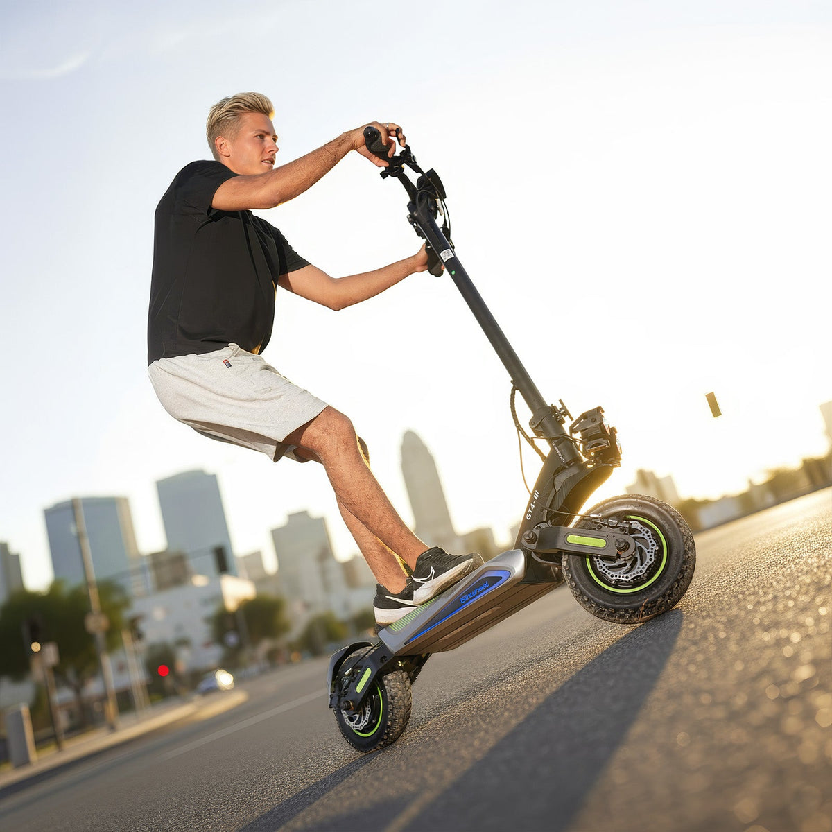 Rider using the isinwheel GT4 on a sunlit paved city route