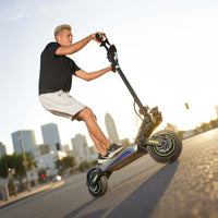 Rider using the isinwheel GT4 on a sunlit paved city route