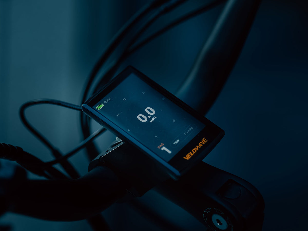 Velowave Breeze T handlebar display illuminated in low light