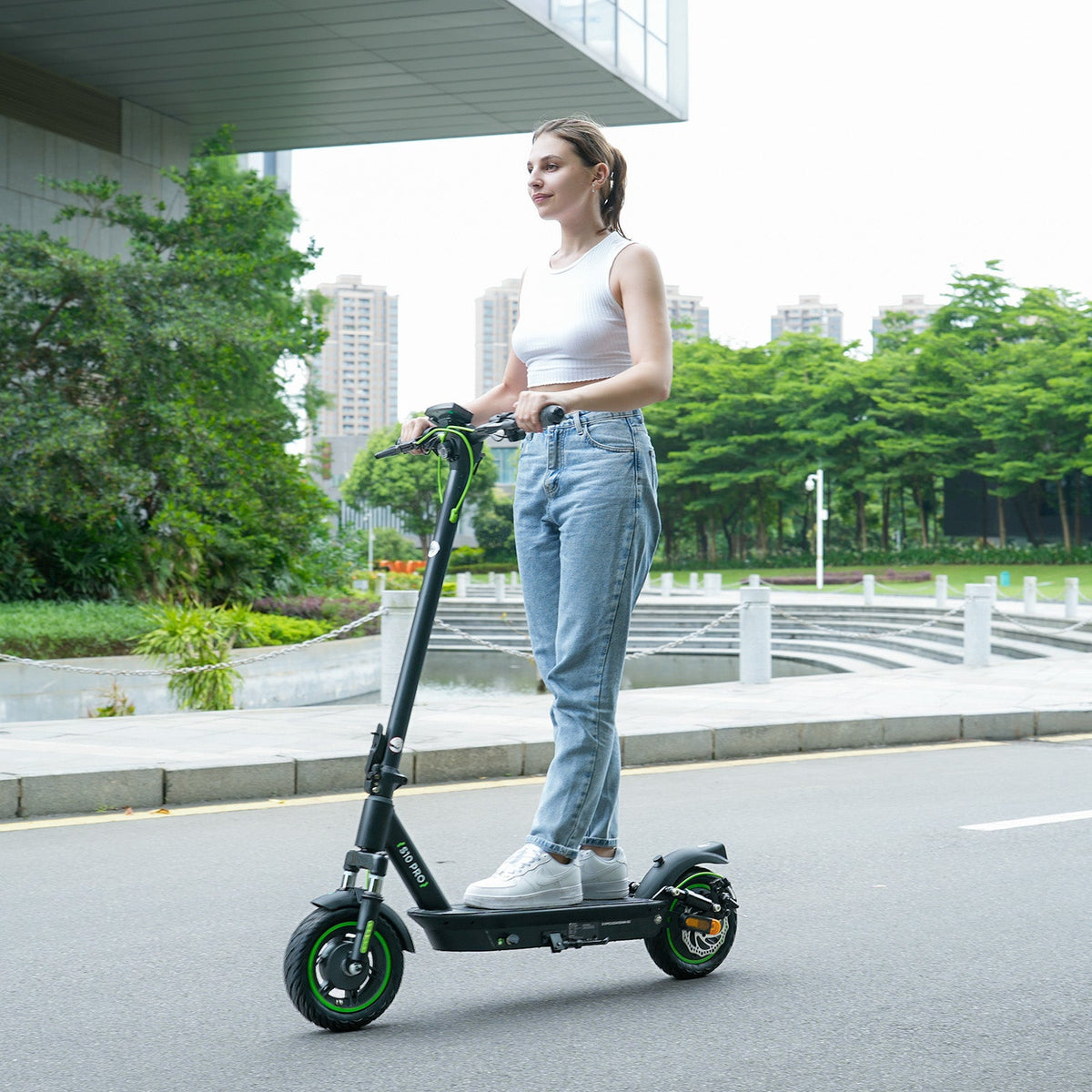 isinwheel S10 Pro Commuter Electric Scooter deck and folding latch