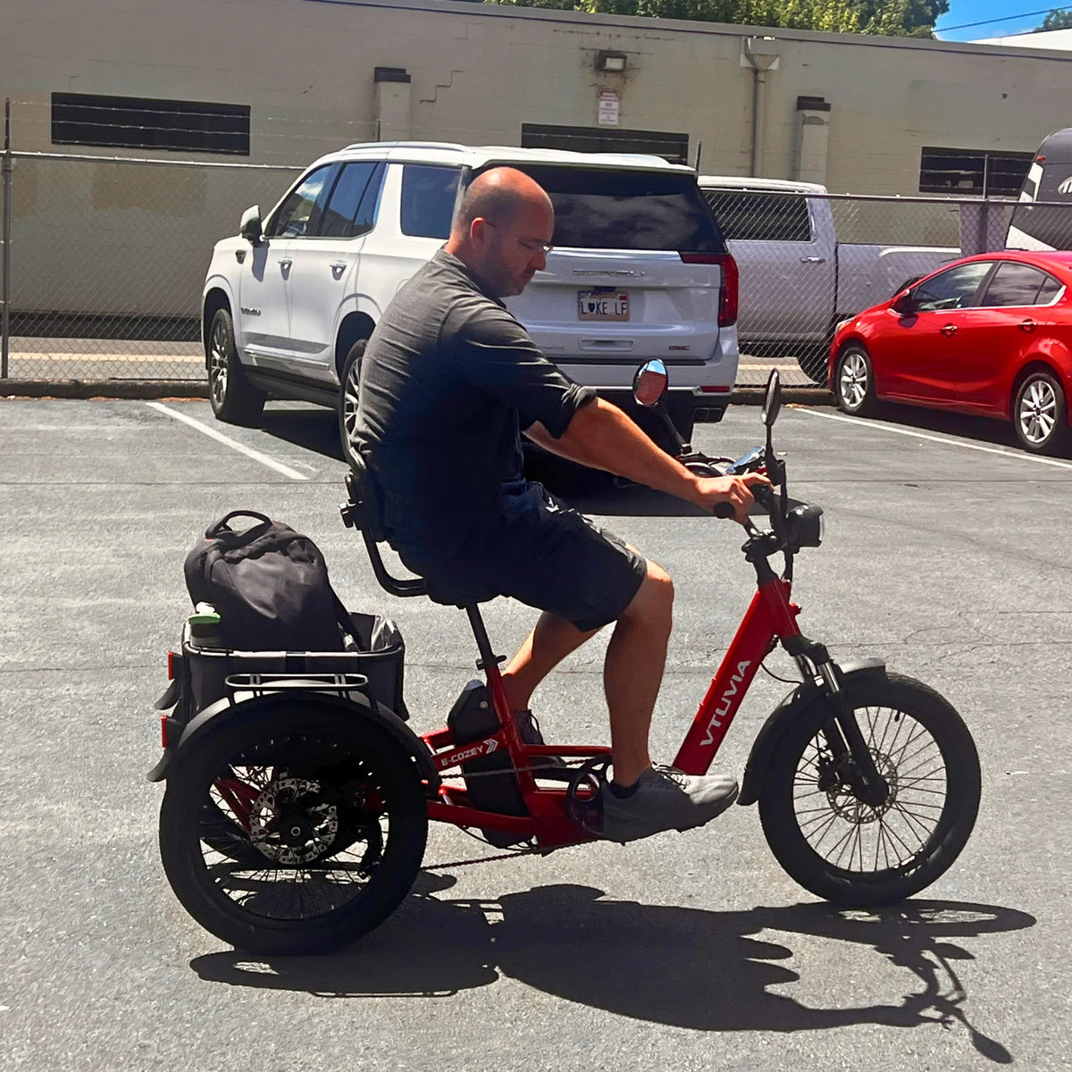 VTUVIA E-COZY three-wheel side view during a test ride