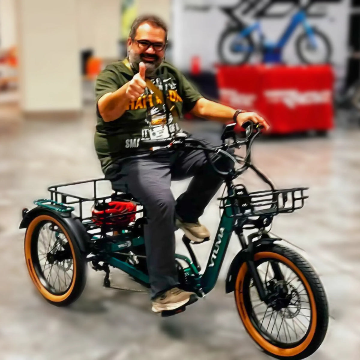 Rider using the VTUVIA E-COZY with rear basket
