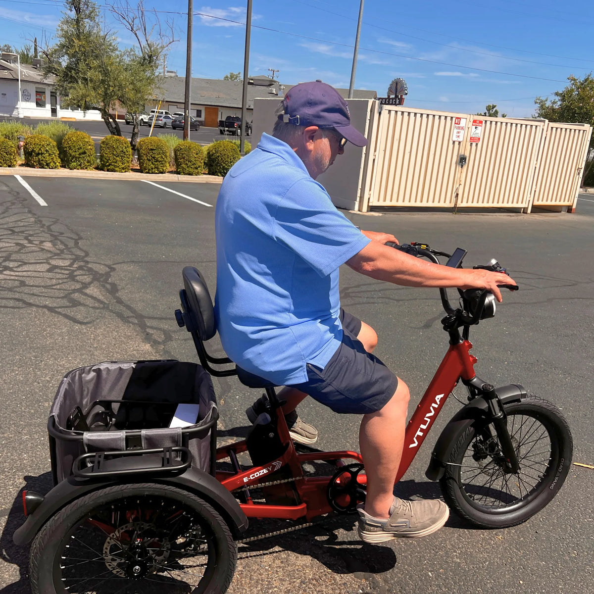Rider seated on the VTUVIA E-COZY with rear cargo basket