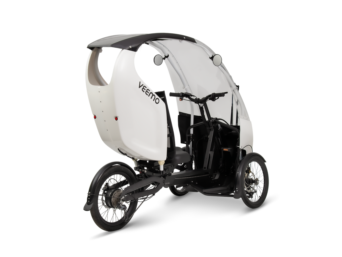 ENVO Veemo SE rear three-quarter view with the enclosed cargo body.