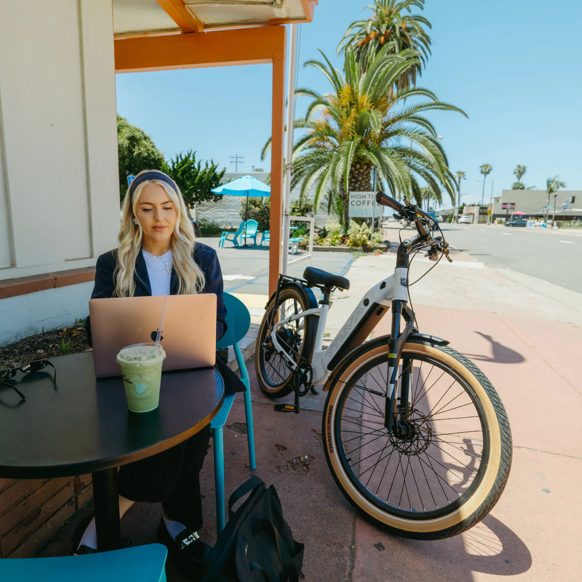 White VTUVIA Zeal XT8 commuter e-bike side view outdoors